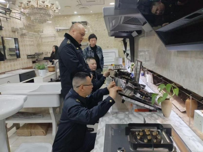 合江縣市場(chǎng)監(jiān)管局開(kāi)展燃?xì)馄骶呒半娙∨鞯犬a(chǎn)品質(zhì)量檢查，確保家用電器零配件銷(xiāo)售安全